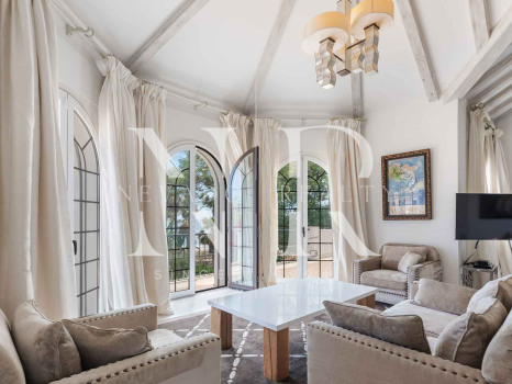 Villa en Estepona en primera línea de playa con gran parcela en venta