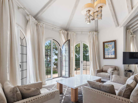 Villa à Estepona en première ligne de plage avec grand terrain à vendre
