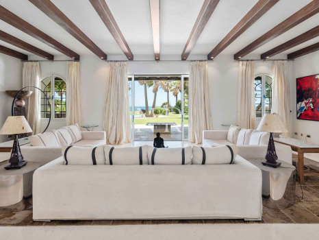 Villa à Estepona en première ligne de plage avec grand terrain à vendre