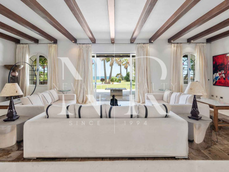 Villa en Estepona en primera línea de playa con gran parcela en venta