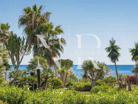 Apartamento en Costalita Estepona en primera línea de playa y renovado en venta