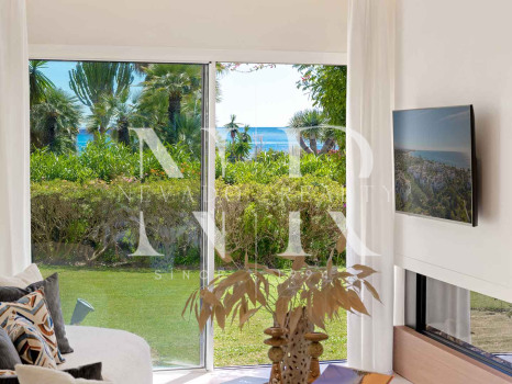 Apartamento en Costalita Estepona en primera línea de playa y renovado en venta