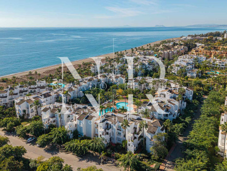 Apartamento en Costalita Estepona en primera línea de playa y renovado en venta
