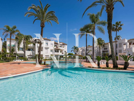 Apartamento en Costalita Estepona en primera línea de playa y renovado en venta