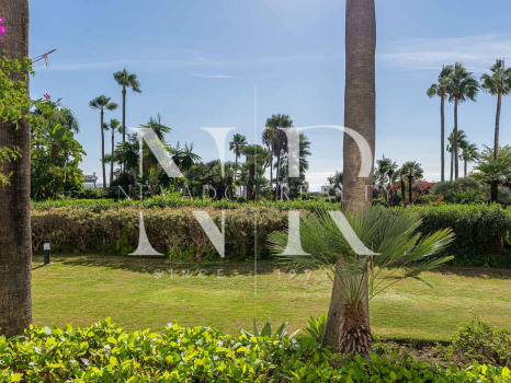 Apartamento en Costalita Estepona en primera línea de playa y renovado en venta