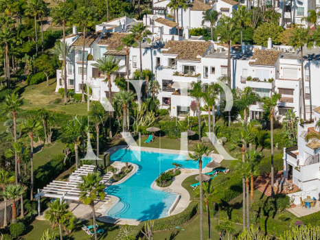 Apartamento en Costalita Estepona en primera línea de playa y renovado en venta