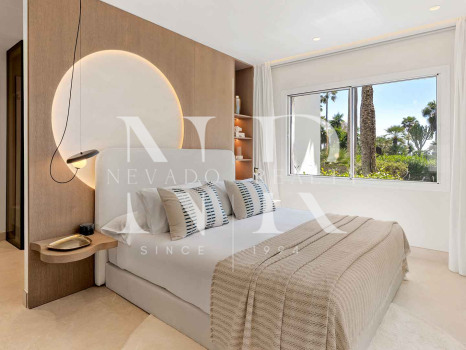 Apartamento en Costalita Estepona en primera línea de playa y renovado en venta