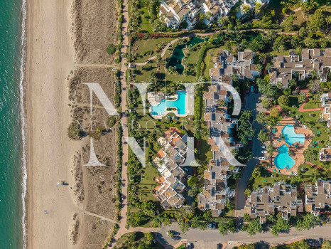 Apartamento en Costalita Estepona en primera línea de playa y renovado en venta