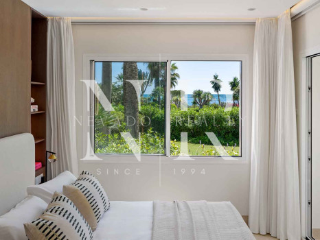 Apartamento en Costalita Estepona en primera línea de playa y renovado en venta