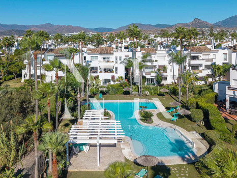 Apartamento en Costalita Estepona en primera línea de playa y renovado en venta