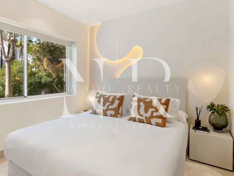 Apartamento en Costalita Estepona en primera línea de playa y renovado en venta