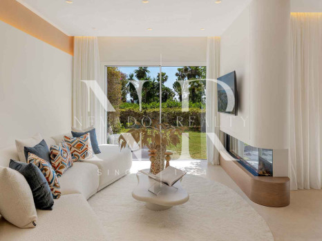 Apartamento en Costalita Estepona en primera línea de playa y renovado en venta
