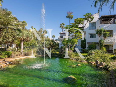 Apartamento en Costalita Estepona en primera línea de playa y renovado en venta