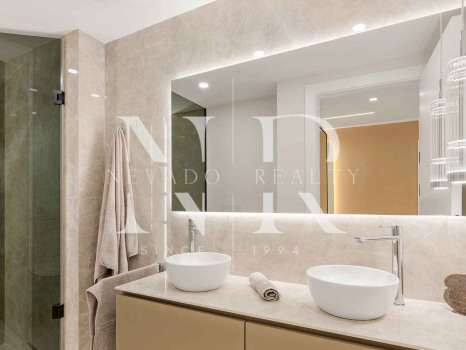 Apartamento en Costalita Estepona en primera línea de playa y renovado en venta