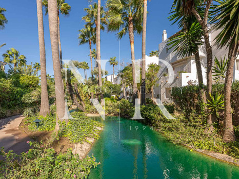 Apartamento en Costalita Estepona en primera línea de playa y renovado en venta