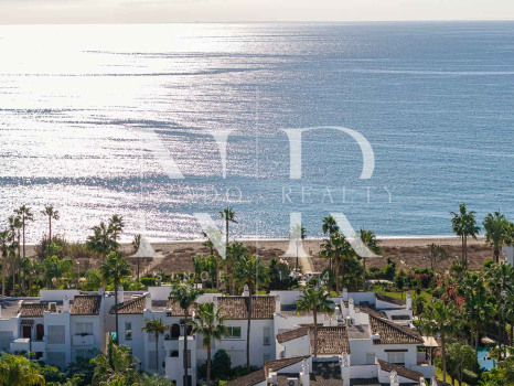Apartamento en Costalita Estepona en primera línea de playa y renovado en venta