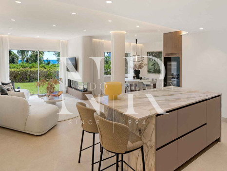 Apartamento en Costalita Estepona en primera línea de playa y renovado en venta