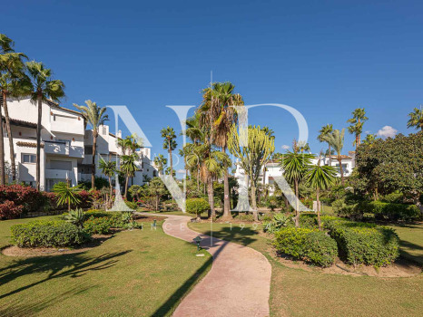 Apartamento en Costalita Estepona en primera línea de playa y renovado en venta