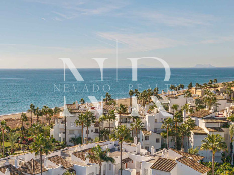 Apartamento en Costalita Estepona en primera línea de playa y renovado en venta