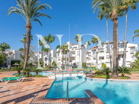 Apartamento en Costalita Estepona en primera línea de playa y renovado en venta