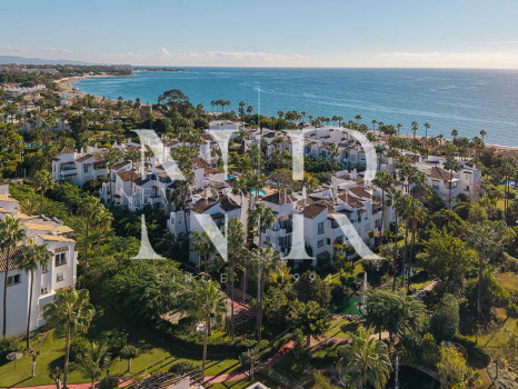 Apartamento en Costalita Estepona en primera línea de playa y renovado en venta