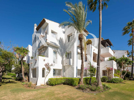 Apartamento en Costalita Estepona en primera línea de playa y renovado en venta