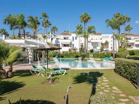 Apartamento en Costalita Estepona en primera línea de playa y renovado en venta