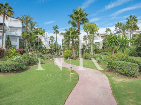 Apartamento en Costalita Estepona en primera línea de playa y renovado en venta