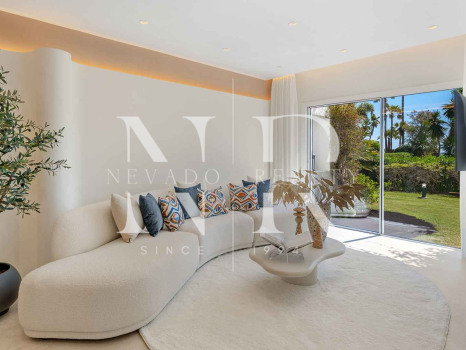 Apartamento en Costalita Estepona en primera línea de playa y renovado en venta