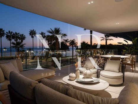 Apartamento en Estepona frontal al mar en primera línea de playa en Estepona