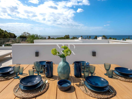 Villa en venta en Marbesa, Marbella Este junto a la playa con vistas al mar