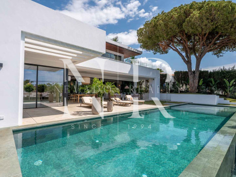 Beachside villa with sea views for sale in Marbesa, East Marbella