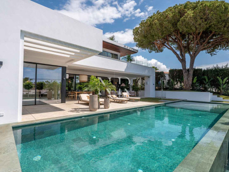 Villa en venta en Marbesa, Marbella Este junto a la playa con vistas al mar