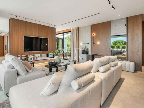 Villa en venta en Marbesa, Marbella Este junto a la playa con vistas al mar
