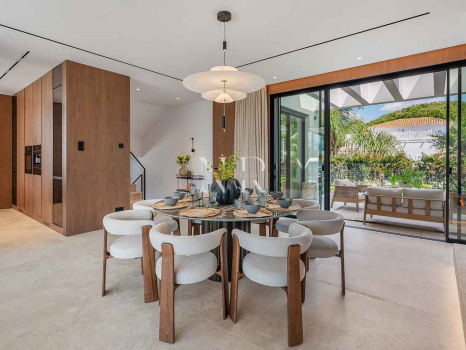 Villa en venta en Marbesa, Marbella Este junto a la playa con vistas al mar
