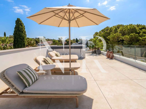 Beachside villa with sea views for sale in Marbesa, East Marbella