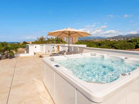 Villa en venta en Marbesa, Marbella Este junto a la playa con vistas al mar