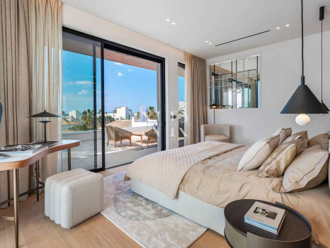 Villa en venta en Marbesa, Marbella Este junto a la playa con vistas al mar