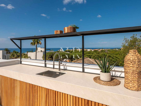 Villa en venta en Marbesa, Marbella Este junto a la playa con vistas al mar