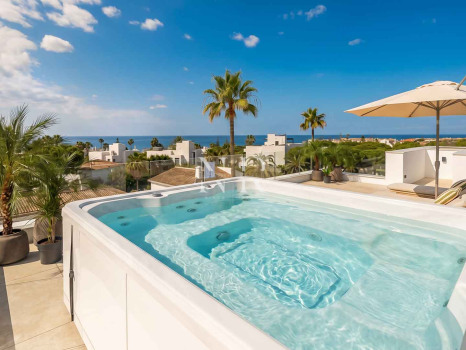 Villa en venta en Marbesa, Marbella Este junto a la playa con vistas al mar