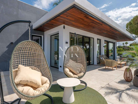 Villa en venta en Marbesa, Marbella Este junto a la playa con vistas al mar
