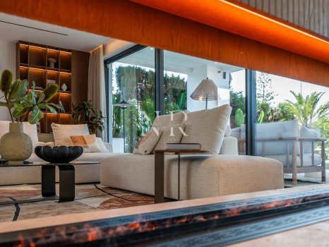 Villa en venta en Marbesa, Marbella Este junto a la playa con vistas al mar