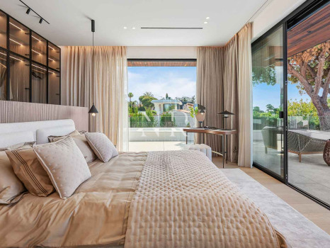Villa en venta en Marbesa, Marbella Este junto a la playa con vistas al mar