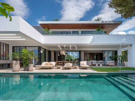 Villa en venta en Marbesa, Marbella Este junto a la playa con vistas al mar