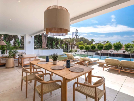 Villa en venta en Marbesa, Marbella Este junto a la playa con vistas al mar