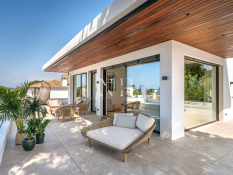 Villa en venta en Marbesa, Marbella Este junto a la playa con vistas al mar