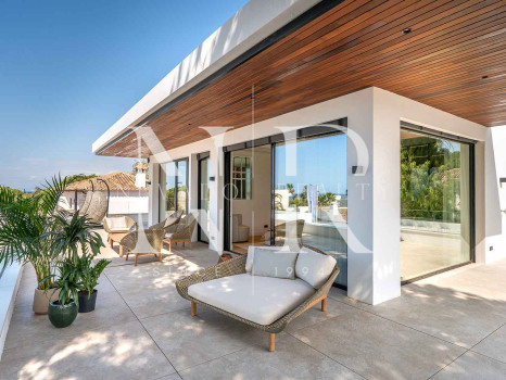 Beachside villa with sea views for sale in Marbesa, East Marbella