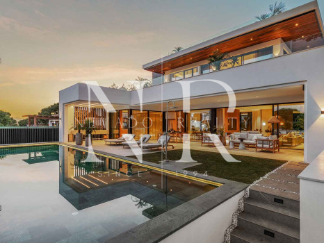 Beachside villa with sea views for sale in Marbesa, East Marbella