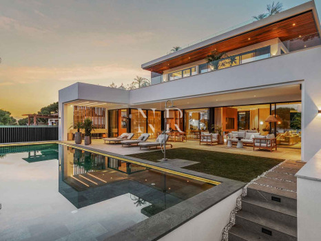 Villa en venta en Marbesa, Marbella Este junto a la playa con vistas al mar