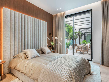 Villa en venta en Marbesa, Marbella Este junto a la playa con vistas al mar